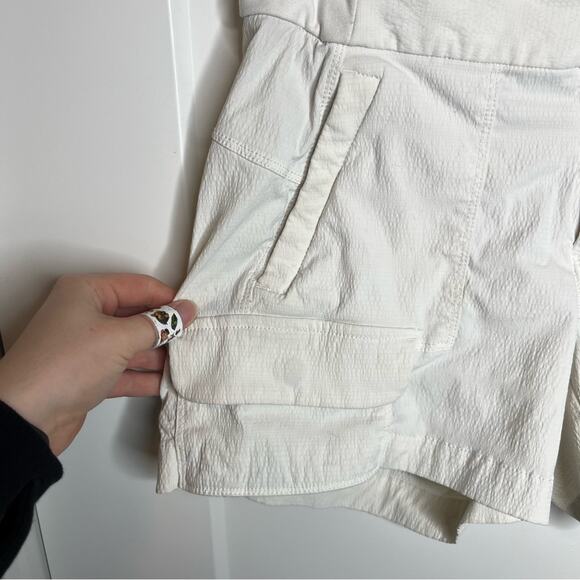 Athleta Trekkie White Textured Cargo Pocket Shorts Size 0 - Picture 4 of 6